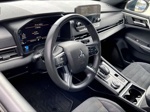 Used 2023 Mitsubishi Outlander SE Black Edition FWD image 2