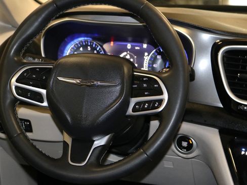 Used 2023 Chrysler Pacifica Touring-L image 23