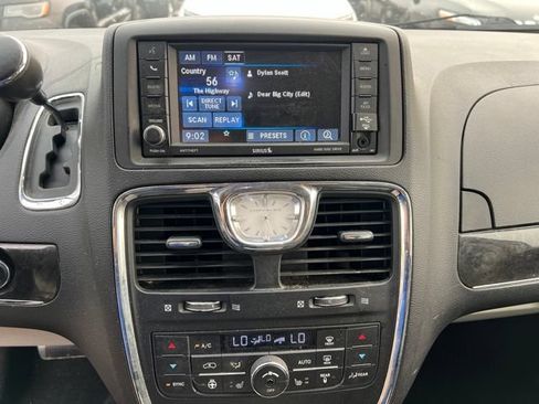 Used 2015 Chrysler Town & Country Touring-L w/ Driver Convenience Group FWD image 17
