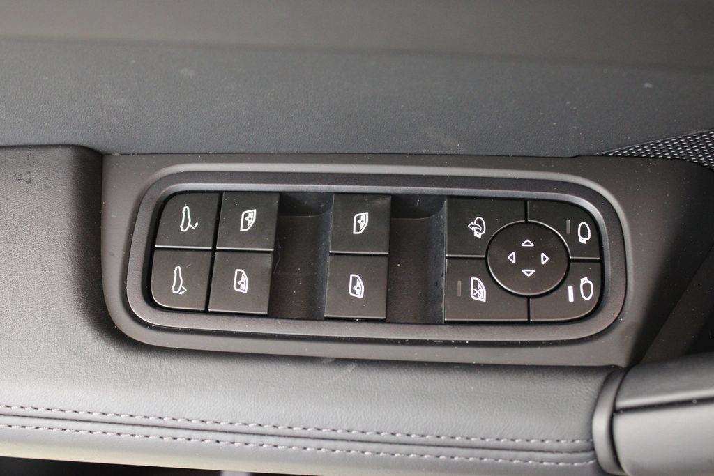 Used 2025 Porsche Cayenne S AWD/4WD image 24