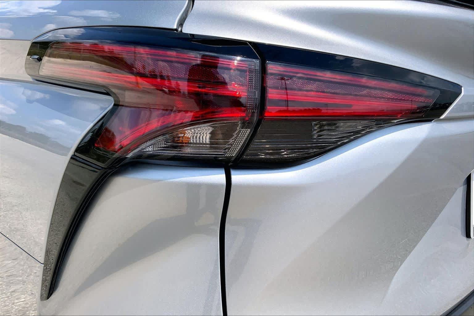 Used 2022 Toyota Sienna XLE FWD image 28