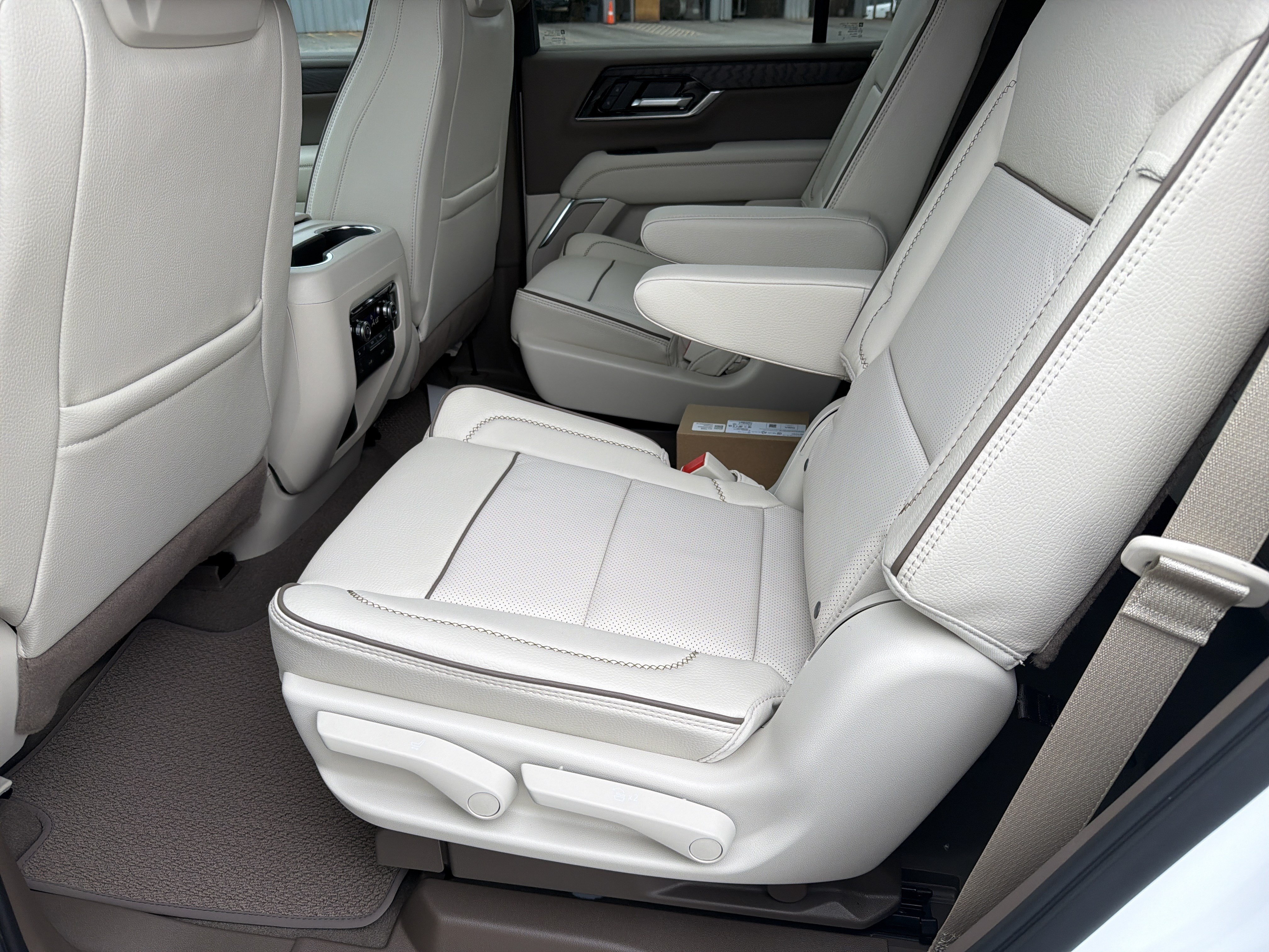 New 2026 GMC Yukon Denali w/ Denali Reserve Package AWD/4WD image 21