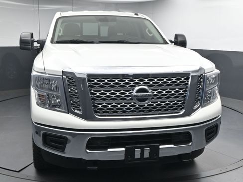 Used 2019 Nissan Titan SV w/ SV Convenience Package image 2
