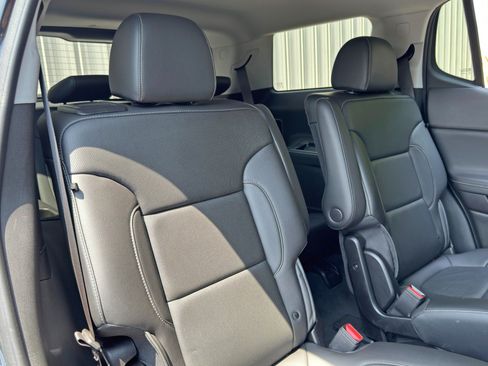 Used 2023 GMC Acadia SLT FWD image 32