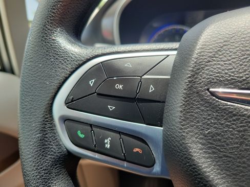 Used 2020 Chrysler Pacifica Touring FWD image 17