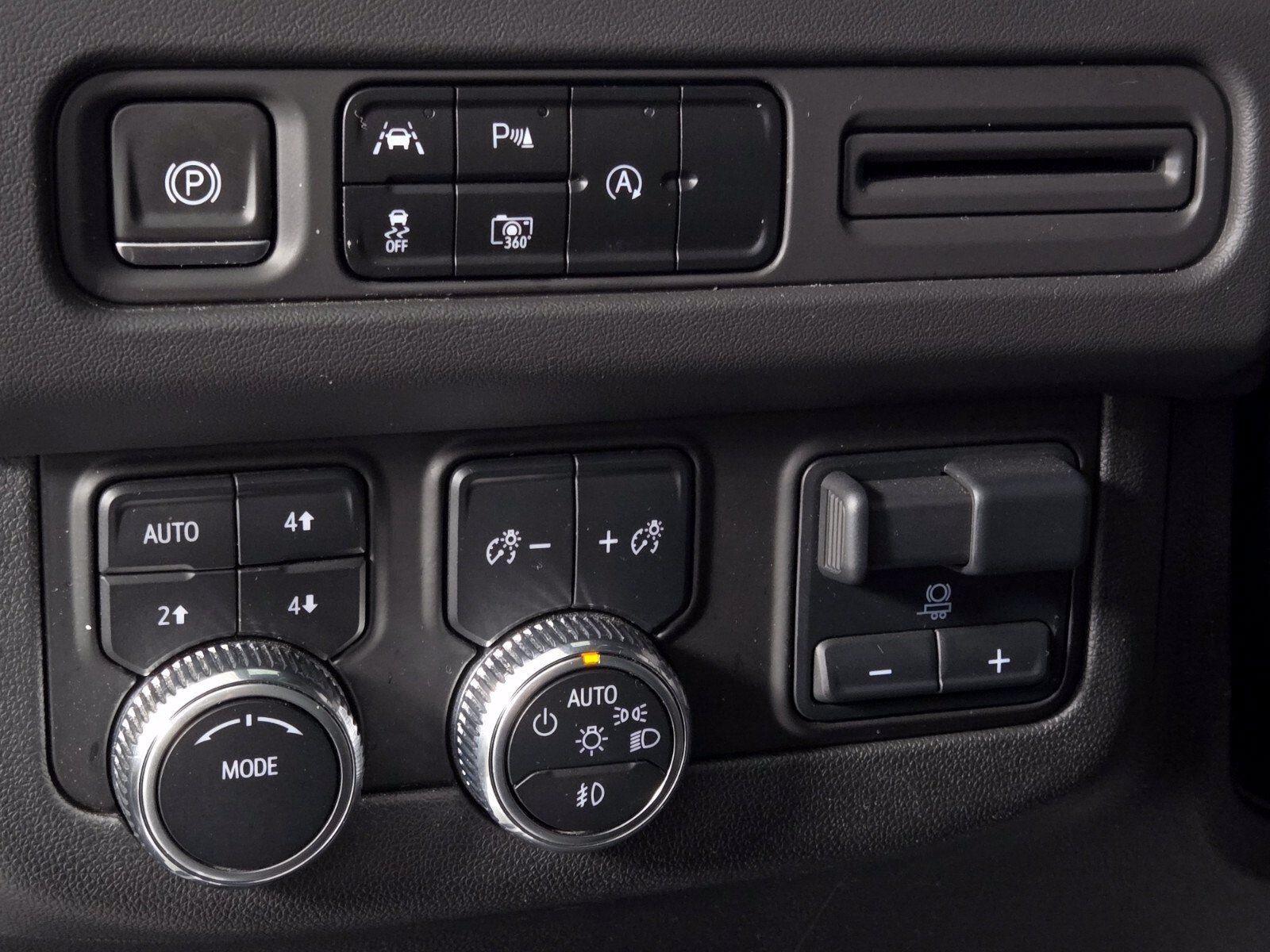Used 2023 GMC Yukon SLT w/ SLT Luxury Package AWD/4WD image 25