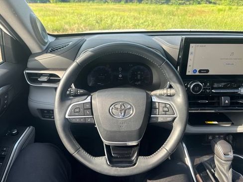 Used 2023 Toyota Highlander Limited FWD image 20