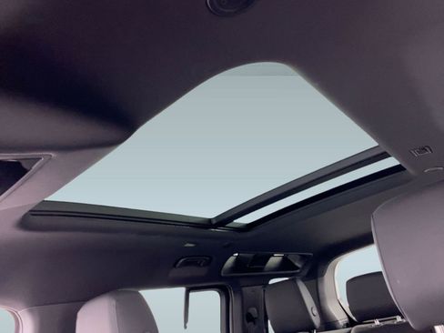 Used 2025 Land Rover Defender 110 S image 11