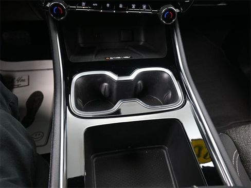 Used 2025 Chevrolet Traverse LT image 11