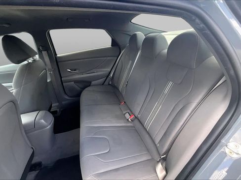 Used 2022 Hyundai Elantra SEL w/ Preferred Accessory Package FWD image 18