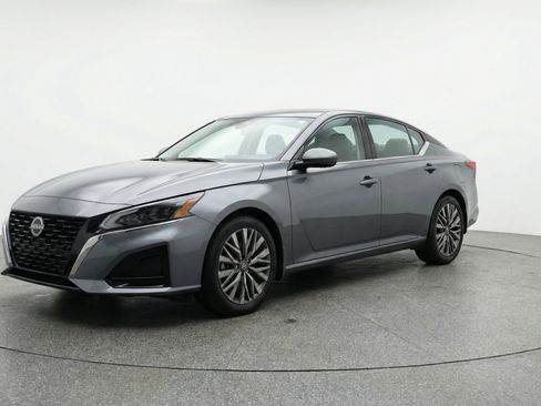 Used 2025 Nissan Altima 2.5 SV image 3