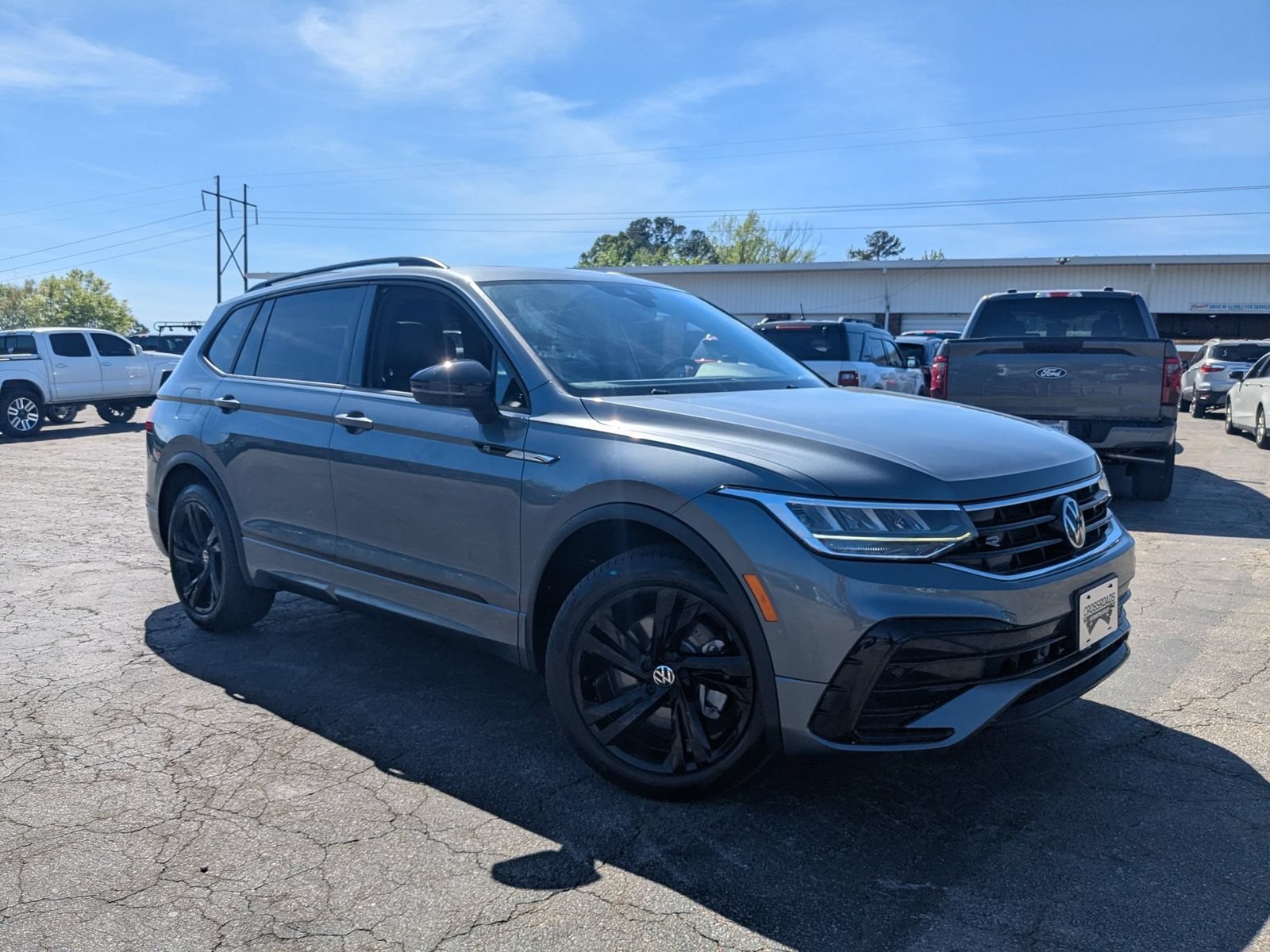 Used 2023 Volkswagen Tiguan SE R-Line AWD/4WD image 1
