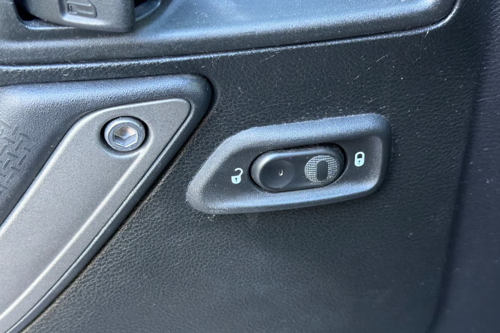 Used 2018 Jeep Wrangler Sport AWD/4WD image 13
