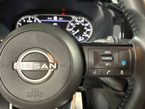 Used 2025 Nissan Pathfinder SL AWD/4WD image 38