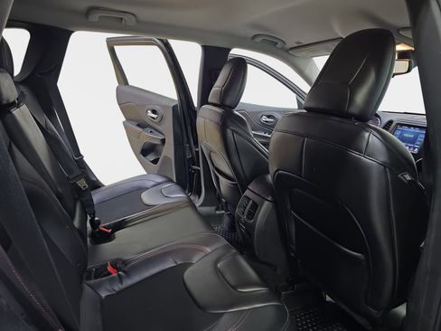 Used 2019 Jeep Cherokee Trailhawk w/ Cold Weather Group AWD/4WD image 9