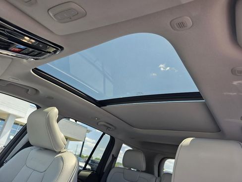 Used 2022 Jeep Grand Cherokee Overland w/ Luxury Tech Group IV image 24