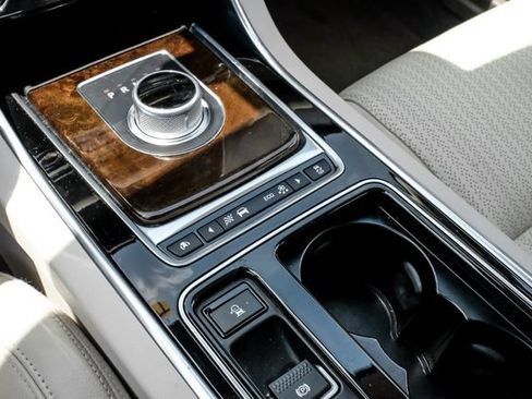 Used 2016 Jaguar XF Prestige RWD image 28
