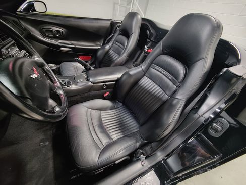 Used 2001 Chevrolet Corvette Convertible w/ Preferred Equipment Group2 RWD image 27