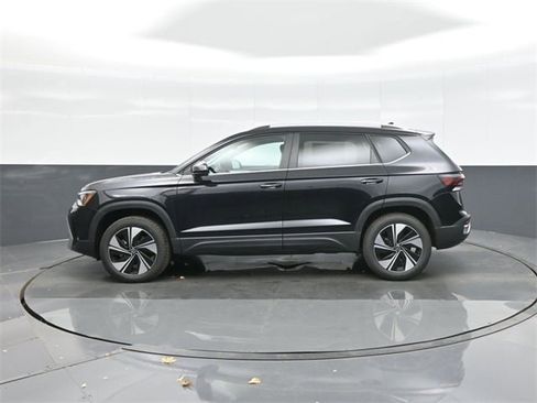 New 2026 Volkswagen Taos SE image 4