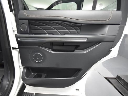 Used 2024 Ford Expedition Platinum image 43