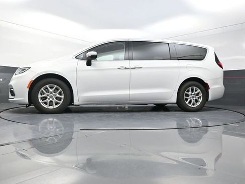 Used 2023 Chrysler Pacifica Touring-L image 28