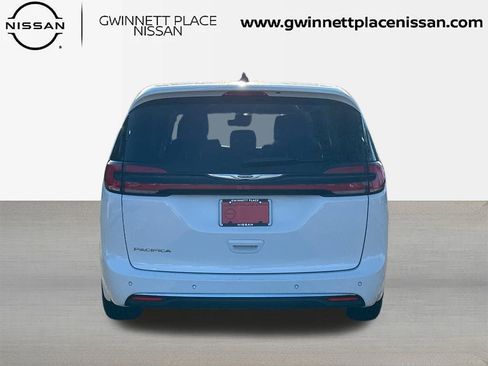 Used 2024 Chrysler Pacifica Touring-L image 6