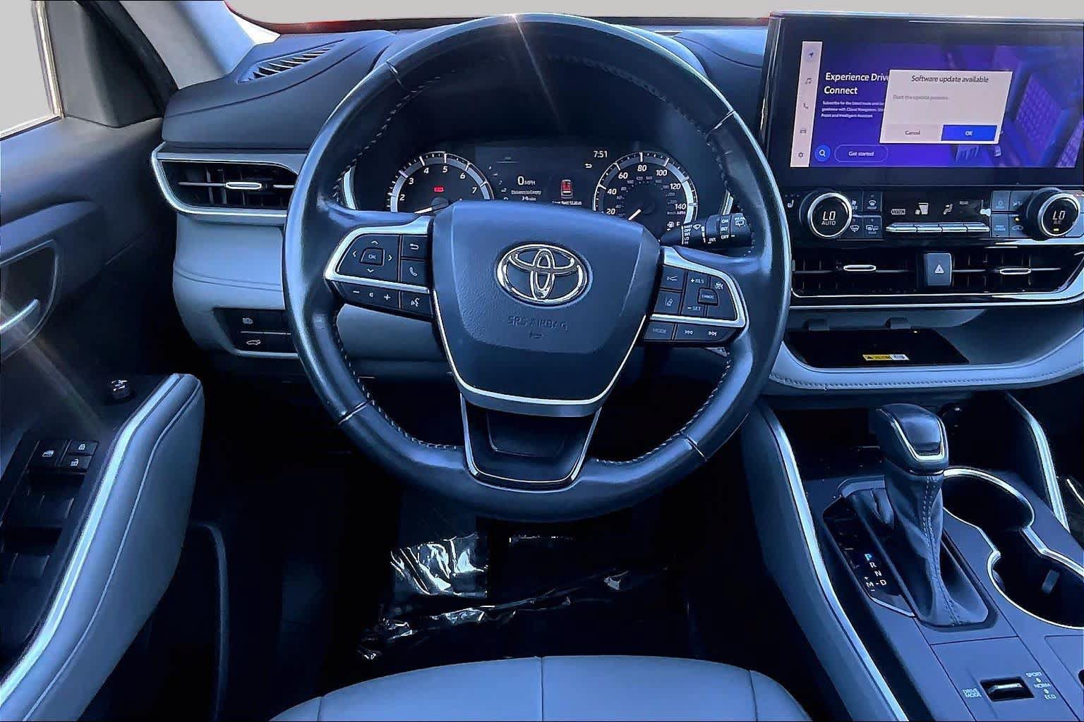 Used 2023 Toyota Highlander XLE FWD image 6