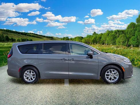 Used 2023 Chrysler Pacifica Touring-L FWD image 7
