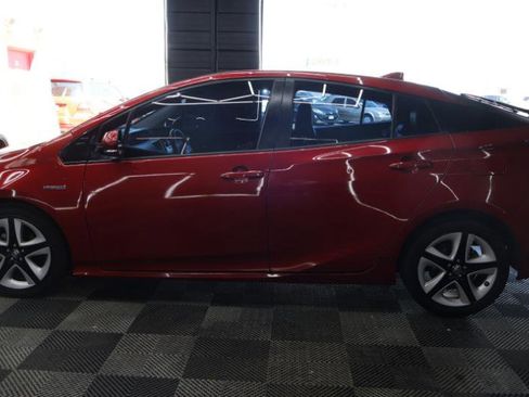 Used 2017 Toyota Prius Three Touring w/ Preferred Accessory Package image 4