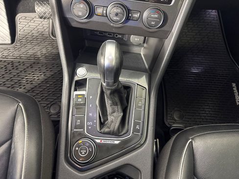 Used 2018 Volkswagen Tiguan SEL Premium image 21