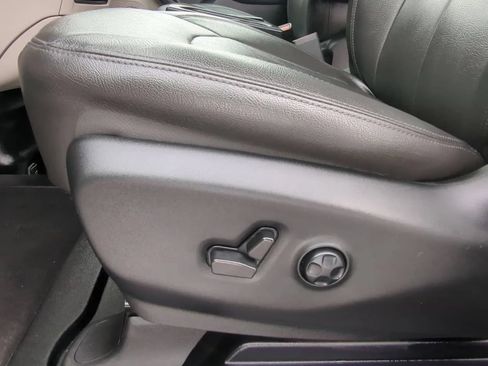 Used 2023 Chrysler Voyager LX FWD image 12