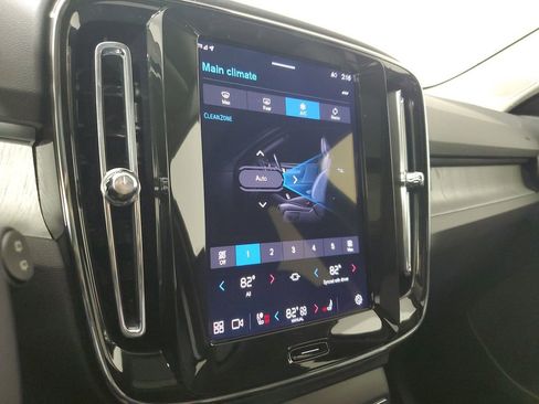 Certified 2025 Volvo XC40 B5 Core image 30