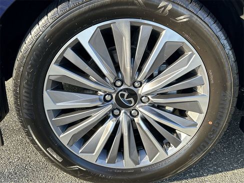 Certified 2025 INFINITI QX80 Sensory image 10