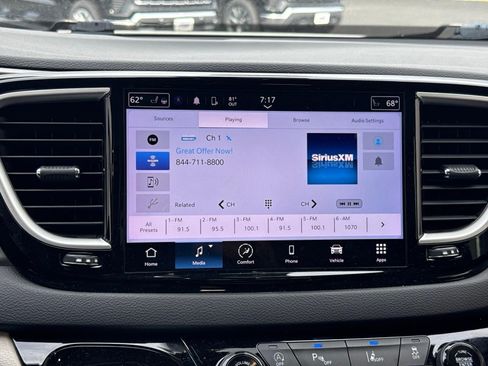 Used 2024 Chrysler Pacifica Touring-L FWD image 11