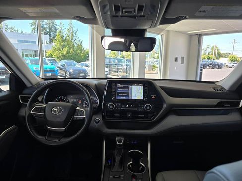 Used 2022 Toyota Highlander XLE AWD/4WD image 39