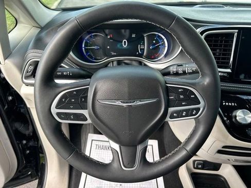 Used 2024 Chrysler Pacifica Limited FWD image 15