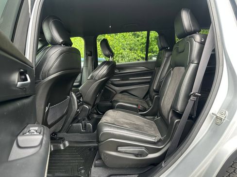 Used 2023 Jeep Grand Cherokee L Laredo AWD/4WD image 19