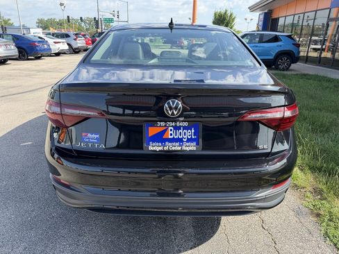Used 2024 Volkswagen Jetta SE FWD image 4