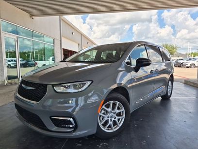 Used 2025 Chrysler Pacifica Select