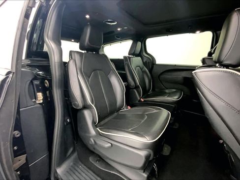 Used 2021 Chrysler Pacifica Limited w/ Uconnect Theater Family Group image 11