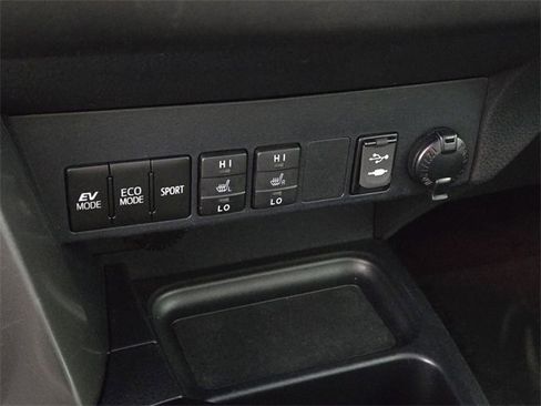 Used 2017 Toyota RAV4 Limited image 38