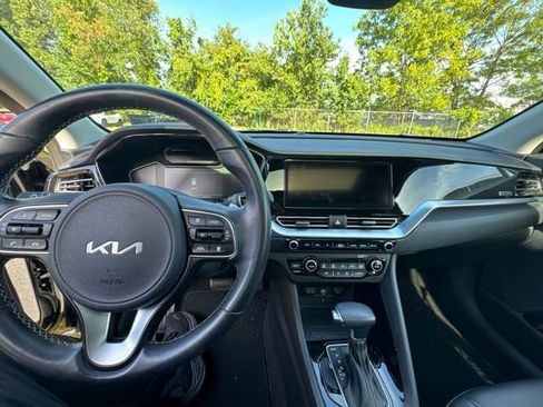 Used 2022 Kia Niro Touring Special Edition FWD image 6