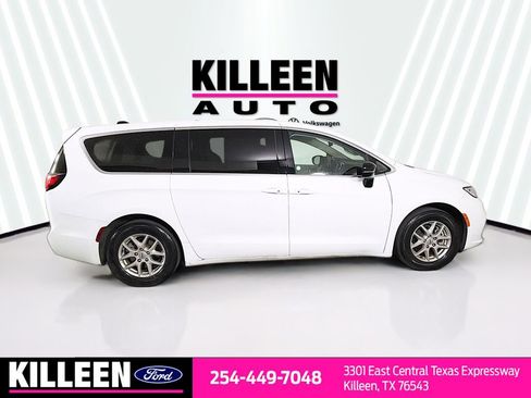 Used 2024 Chrysler Pacifica Touring-L image 9