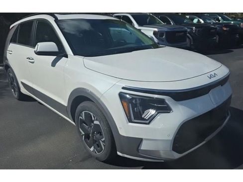 Used 2023 Kia Niro Wave w/ Wave Preserve Package FWD image 2