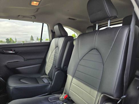 Used 2023 Toyota Highlander XLE AWD/4WD image 20