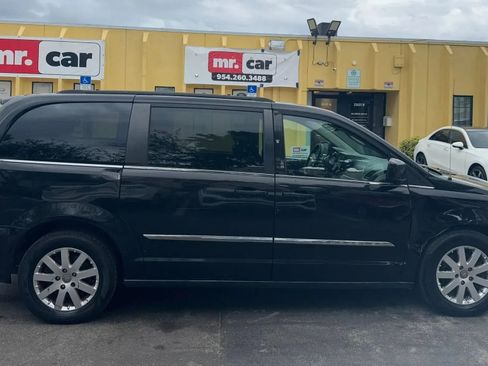 Used 2014 Chrysler Town & Country Touring image 8