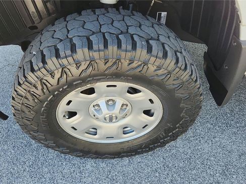 Used 2022 Nissan Titan SV AWD/4WD image 9