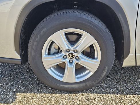 Used 2024 Toyota Highlander LE image 31