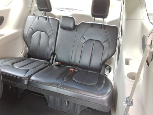 Used 2023 Chrysler Pacifica Touring-L FWD image 34