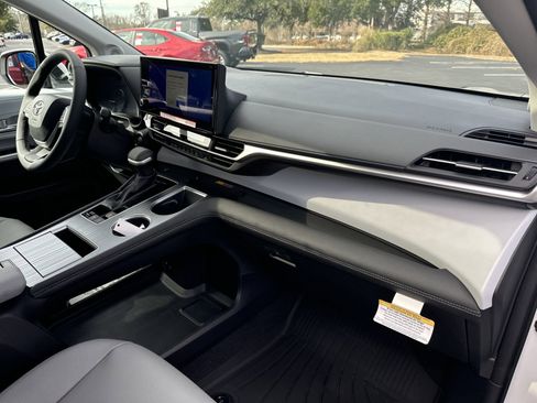 New 2025 Toyota Sienna XLE image 36